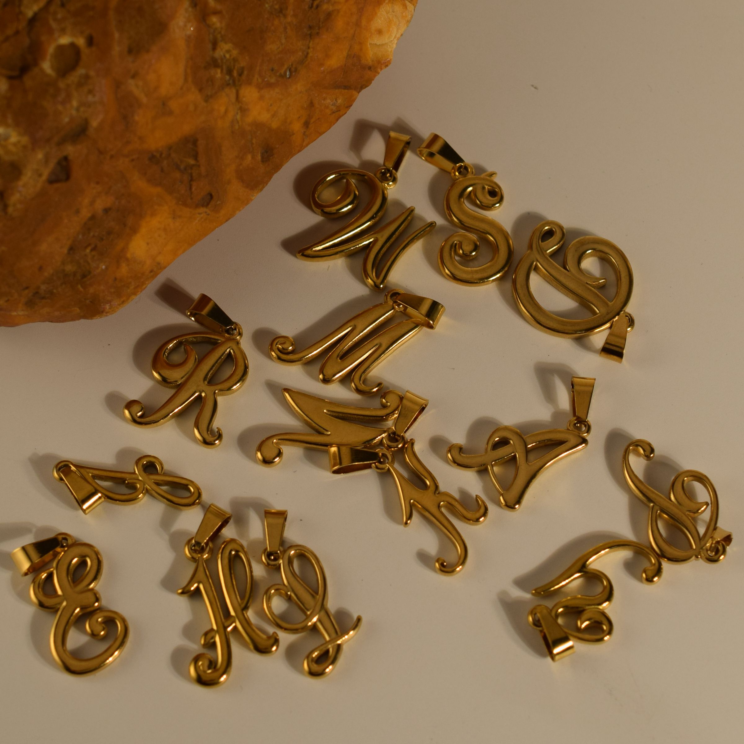 Colgante de alfabeto vintage d - Initial Letter Necklace 18K Gold reseña y precio